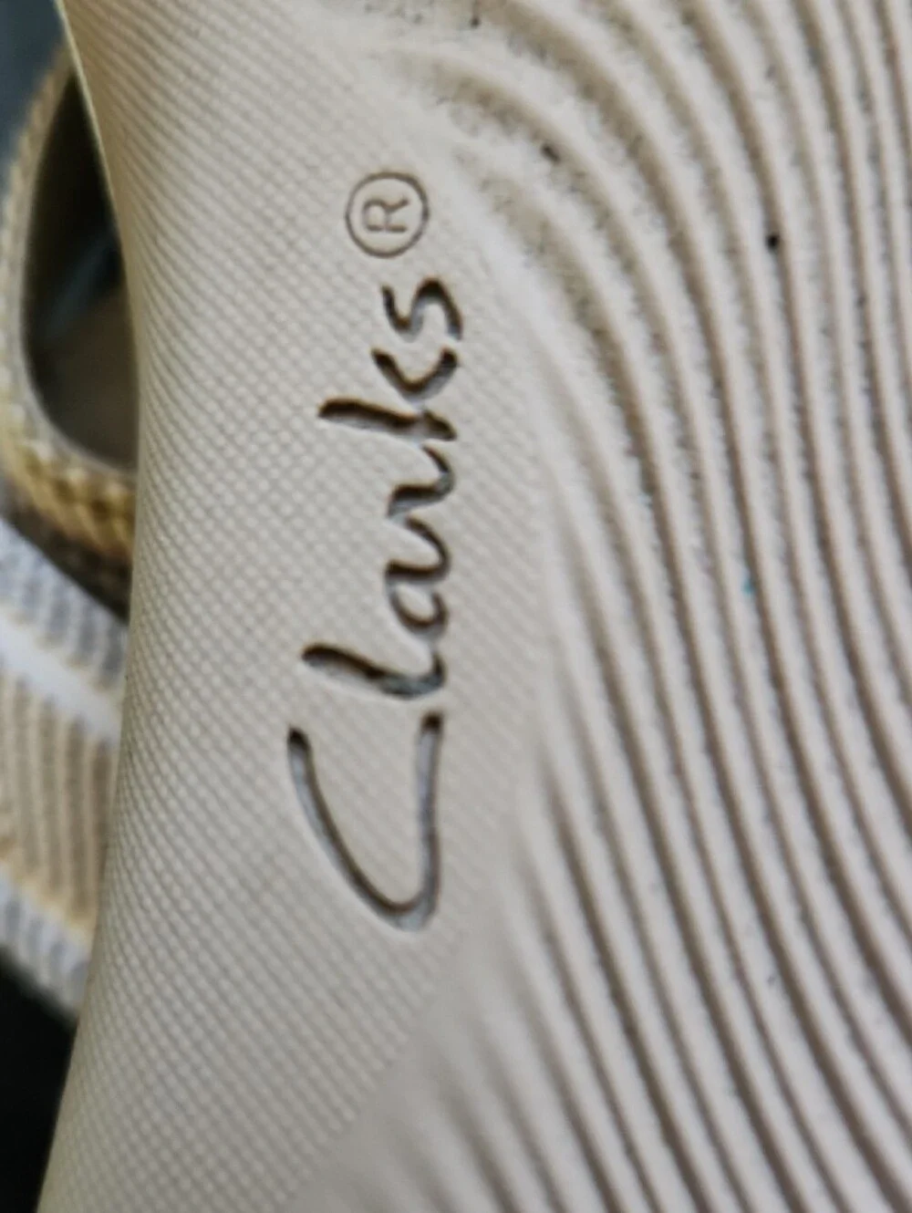 Clarks Women’s Neutral Beige Cross-Strap Cloudsteppers Sandals